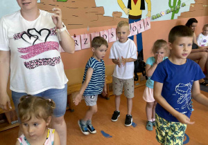 Dzieci wraz z nauczycielką podczas tańca.