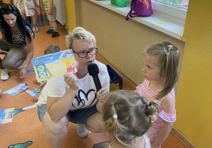 Dzieci odgadują co znajduje się na obrazku.
