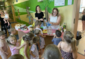 Dzieci wraz z nauczycielkami przygotowują lemoniadę.