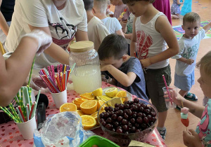 Dzieci nalewają sobie lemoniadę.