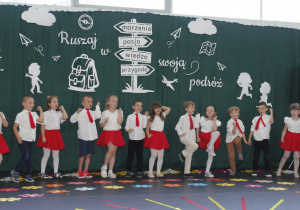 Taniec dzieci z grupy Krasnale i Misie w trakcie przedstawienia z okazji zakończenia oddziału przedszkolnego.