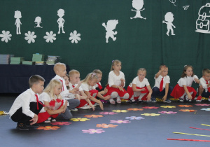 Fragment występu dzieci kończących odział przedszkolny.