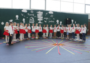 Zdjęcie grupowe dzieci kończących odział przeszklony w trakcie przedstawienia.