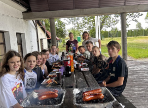Klasa 6b wraz z wychowawcą na wspólnym grillu.