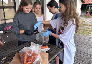 Uczennice klasy 6b przygotowują produkty do grillowania.