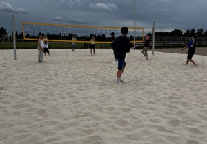 Uczniowie klasy 6b podczas wspólnych rozgrywek sportowych.