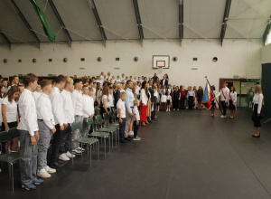 Śpiewanie hymnu narodowego.