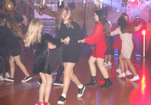 zdjęcie ukazuje tańczące dziewczęta w karnawałowych kreacjach