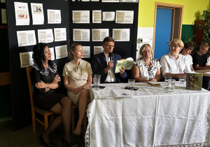 Goście czytają fragmenty poezji Jana Kochanowskiego.