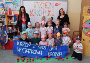 Grupa przedszkolna Żabki w Dniu Kropki.