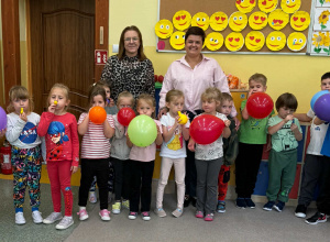 Grupowe zdjęcie dzieci z grupy Żabki z logopedą.