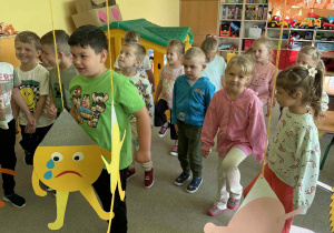 Dzieci rozładowują taniec poprzez tupanie do muzyki.