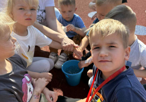 Dzieci z Panią Olą podczas robienia tatuaży.