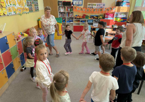 Taniec dzieci z grupy żabki z Panią Kierownik Bernadetą Grot.