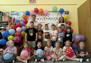 Grupowe zdjęcie dzieci z wychowawcą i Panią Bernadetą Grot.