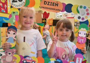 Dwie dziewczynki z grupy Słoneczka z fotobutką.
