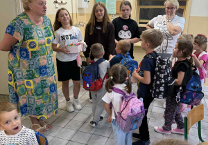 Samorząd Uczniowski wraz z opiekunem składają przedszkolakom życzenia.
