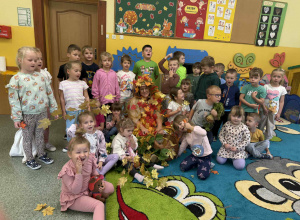 Grupowe zdjęcie dzieci z grupy Słoneczka i Żabki.