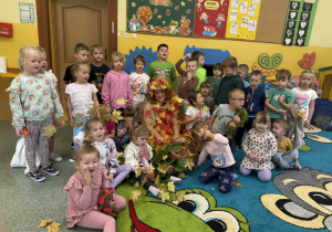 Grupowe zdjęcie dzieci z grupy Słoneczka i Żabki.