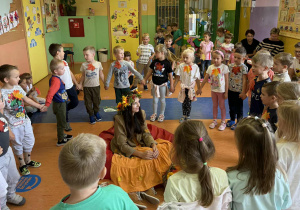 Dzieci z grupy Zuchy śpiewają dla Pani Jesieni piosenkę o kolorowej porze roku.