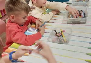 Dzieci z grupy Zuchy projektują opakowania na cukierki.