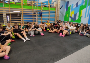 Uczniowie podczas zajęć na trampolinach.