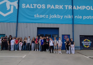Grupa uczniów pod budynkiem parku trampolin.