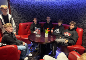 Grupa uczniów klasy 7b czekająca na seans filmowy.