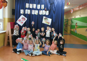 Dzień Chłopaka w grupie Zuchy - zdjęcie grupowe dzieci trzymających w dłoniach upominki.