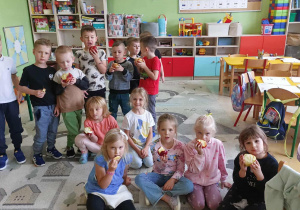 Dzieci z grupy Zuchy degustują jabłka.