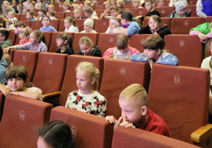 Chłopcy i dziewczynki oglądają przedstawienie.