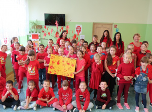 Uczniowie z klas I- III wraz z nauczycielami ubrani na czerwono.