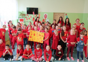 Uczniowie z klas I- III wraz z nauczycielami ubrani na czerwono.