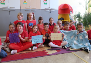 Uczniowie klasy drugiej podczas zajęć profilaktycznych z pedagogiem specjalnym.