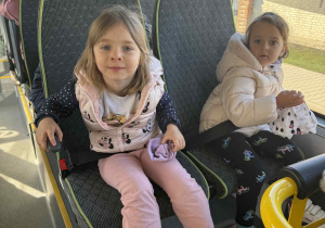 Dziewczynki jadą autobusem do teatru.