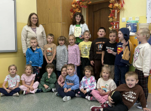 Grupowe zdjęcie dzieci z grupy z grupy Żabki bibliotekarką Panią Moniką Fau.