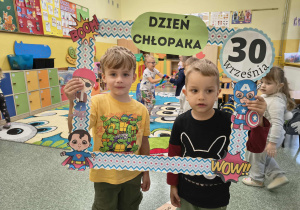 Chłopcy z grupy Słoneczka w fotobudce z okazji Dnia Chłopaka.