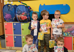Chłopcy z grupy Słoneczka z prezentami.