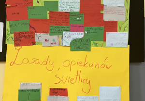 Plakaty ukazujące na zielonym arkuszu papieru zasady uczniów i na papierze żółtym zasady nauczycieli.