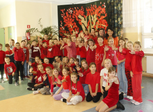 Uczniowie klasy III i IV ubrani na czerwono w raz z Panią Dyrektor i pedagogiem specjalnym.