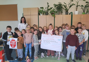 Klasa II z pedagogiem specjalnym z przygotowanym plakatem jak dbać o swoje relacje aby czuć się dobrze w swojej klasie
