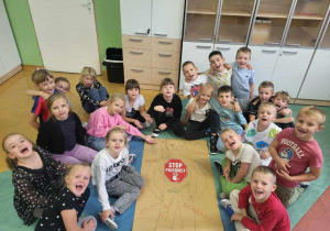 Klasa I z przygotowanym plakatem stop przemocy rówieśniczej