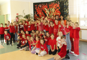Uczniowie klasy III i IV ubrani na czerwono w raz z Panią Dyrektor i pedagogiem specjalnym.