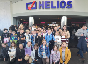 Klasa IV ora klasa V klasa Szkoły Filialnej z Sadykierza w Kinie Helios w Tomaszowie Mazowieckim.
