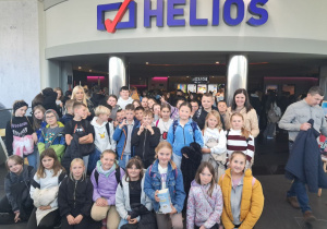 Klasa IV ora klasa V klasa Szkoły Filialnej z Sadykierza w Kinie Helios w Tomaszowie Mazowieckim.