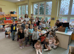 Grupowe zdjęcie Dzieci z grupy Słoneczka i Żabki przy szwedzkim stole śniadaniowym.