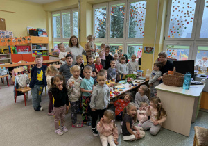 Grupowe zdjęcie Dzieci z grupy Słoneczka i Żabki przy szwedzkim stole śniadaniowym.