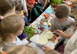 Dzieci podczas poznawania przepisu na twarożek w wersji słodkiej.