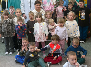 Grupowe zdjęcie dzieci przedszkolnych z Sadykierza z nauczycielami przebranymi za lekarzy i personel medyczny.