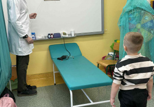 Pan doktor okulista sprawdza wzrok chłopcu z grupy Żabki.